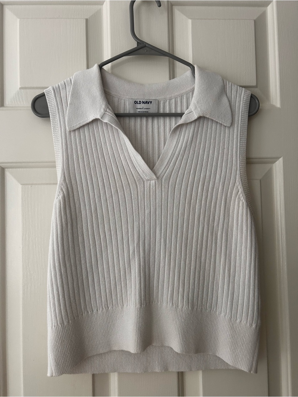 Old Navy Cream Ribbed V-Neck Sleeveless Sweater Vest